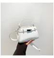 Detail van witte handtas in getextureerd leer met zilveren metalen sluiting en handvat - Eén maat / Wit