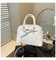 Elegante borsa a mano bianca a conchiglia con cintura decorativa e tracolla regolabile - Taglia unica / Bianco