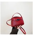 Minimalistische vintage rode handtas met glanzende textuur en zilveren gesp - Eén maat / Rood