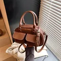 Borsa a spalla retrò marrone in similpelle con doppie tasche frontali e dettagli argento - Taglia unica / Marrone