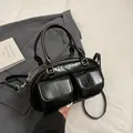 Borsa sottobraccio nera lucida con tasche frontali vintage e tracolla regolabile - Taglia unica / Nero