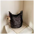 Große Hobo-Tasche mit Leopardenmuster, schwarzen Riemen und Plüschbär-Anhänger - Mit Anhänger / Schwarz