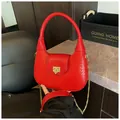 Borsa a mezzaluna rossa intrecciata con catena dorata e chiusura in metallo quadrata - Taglia unica / Rosso
