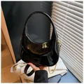 Borsa a mezzaluna in pelle verniciata nera lucida con catena d'oro e ciondoli a sfera - Taglia unica / Nero