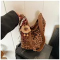 Große Shopper-Tasche mit Leopardenmuster, braunem Lederriemen und Plüsch-Anhänger - Mit Anhänger / Braun