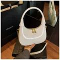 Borsa a mano bianca lucida a mezzaluna con tracolla a catena dorata e zip doppie - Taglia unica / Bianco