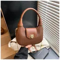 Borsa a mezzaluna intrecciata marrone con chiusura girevole dorata e catena fine - Taglia unica / caffè