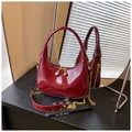 Borsa a mezzaluna in vernice bordeaux lucida con tracolla a catena dorata - Taglia unica / Rosso