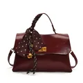Bolso de hombro vintage de cuero burdeos con pañuelo de seda y colgante dorado - Con Colgante / Rojo
