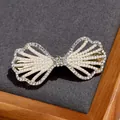 Elegante pinza para el pelo dorada con perlas blancas y diamantes de imitación - Estilo de Vieira de Cristal