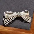 Elegante pinza para el cabello de lazo dorado con perlas blancas y diamantes de imitación - Estilo de Lazo Pequeño de Cristal