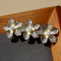 Fermaglio per capelli a fiori con petali argentati, smalto bianco e perle fini - Fiori Grigi Eleganti
