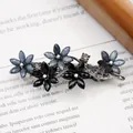 Pince à cheveux vintage élégante avec pétales bleu foncé et cristaux noirs brillants - Muguet Bleu Noir