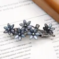 Barrette à ressort fleurie élégante avec pétales pailletés bleu-gris et cristaux - Muguet Bleu