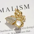 Eleganter goldener Schmetterlings Haarclip mit Strass und weißem Perlmutteffekt Anhänger - Katzenauge Schmetterling