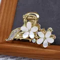 Gouden bloem haarklem met witte kattenoog bloembladen en sprankelende kristallen - Grote Dubbele Bloem / Jade Geur