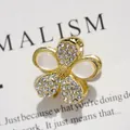 Mini goldene Blumen-Haarklammer mit weißen Katzenaugen-Steinen und Strasssteinen - Katzenaugenblume