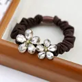 Eleganter dunkelbrauner Haargummi mit funkelnden Doppel-Kristallblumen-Verzierung - Kristall-Doppelblumen-Stil (5324970472025) / Kaffeebraun