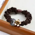 Eleganter dunkelbrauner Haargummi mit grauem Kristall und goldener Blumenverzierung - Kristall-Quadratstein-Blumen-Stil (5324970472027) / Kaffeebraun