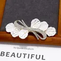 Elegante fermaglio per capelli con foglie bianche, fiocco di strass e perle - Foglia a Ventaglio Bianca