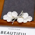 Elegante fermaglio per capelli a foglia bianca con fiocco di strass e perle finte - Foglia a Dorso Bianco