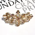 Eleganter goldener Blumen-Haarclip mit champagnerfarbenen und grauen Kristallen - Champagner (Goldbasis)