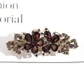 Pince à cheveux fleur dorée élégante avec pétales en cristal violet et feuilles en métal - Style Floral Vintage (T1171) / Bordeaux