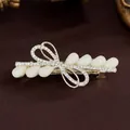 Barrette élégante en alliage doré avec nœud en strass et détails blancs en forme de poire - Crème