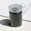 Gomas de pelo negras de alta elasticidad en un frasco transparente para coleta - Negro Sólido