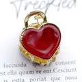 Mini heart-shaped acetate hair claw clip with red resin inlay and golden metal base - Heart Shape - Marble Vintage Red