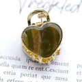Mini heart hair claw with golden metal finish and green tiger eye stone inlay - Heart Shape - Marble Quiet Green
