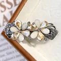 Fermaglio vintage a fiori con cristalli champagne e lega di bronzo con intaglio - Margherita Champagne