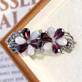 Elegante fermaglio per capelli a fiore con gemme viola e petali bianchi opachi su metallo - Margherita Rosso Scuro
