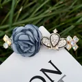 Haarklammer mit blauer Satinrose, goldener Strass-Krone und funkelnden floralen Akzenten - Blau Stil 27