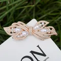 Eleganter goldener Schleifen-Haarclip mit weißen Perlen und Tropfendetails im Freien - Perle Stil 31