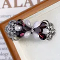 Elegante fermaglio a fiore con cristalli viola scuro e grigi su base canna di fucile - Papillon Piccolo Rosso Scuro