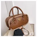 Vintage braune Boston Tasche mit beigem Kunstpelzbesatz und goldenem Metalllogo - Mit Anhänger / Braun