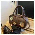 Borsa Boston marrone vintage con toppe retrò e tracolla regolabile per donna - Taglia unica / caffè
