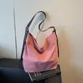 Bolso tote de lona rosa de gran capacidad con correas de cuero negro y estilo minimalista - Rosa