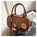 Borsa Boston retrò in pelle PU marrone con toppe ricamate vintage e doppi manici - Taglia unica / Marrone