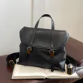 Schwarzer Retro-Rucksack aus Leder mit goldenen Beschlägen und praktischem Tragegriff - Einheitsgröße / Schwarz