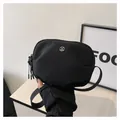 Borsa a tracolla minimalista in nylon nero con placca logo metallica circolare M Fashion - Nero