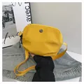 Borsa a tracolla in nylon giallo con tracolla regolabile e logo in stile casual - Giallo