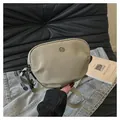 Borsa a mezzaluna in nylon verde kaki con tracolla regolabile e logo in metallo - Verde