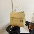 Minimalistische cremegelbe Damen-Handtasche mit Schleife und silberner Metallschnalle - Gelb