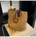 Detail der handgewebten Baumwolltasche mit braunen Ledergriffen und geräumigem Innenraum - Khaki / Einheitsgröße