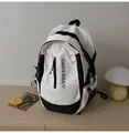 Detaillierte Draufsicht auf einen minimalistischen schwarz-weißen Rucksack auf einem Tisch - Einheitsgröße / Gebrochenes Weiß