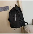 Detail eines schwarzen Nylon-Rucksacks mit CAROLMANTI-Text und Netzseitentasche am Haken - Einheitsgröße / Schwarz