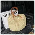 Schicke hellbeige Strohtasche mit braunen Kunstledergriffen für den Sommer - Einheitsgröße / Gebrochenes Weiß