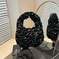 Borsa a mano nera alla moda con volant e finitura satinata e manico circolare - Taglia unica / Nero